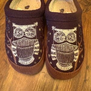 Acorn Women’s Owl Embroidered Slippers - Brown
